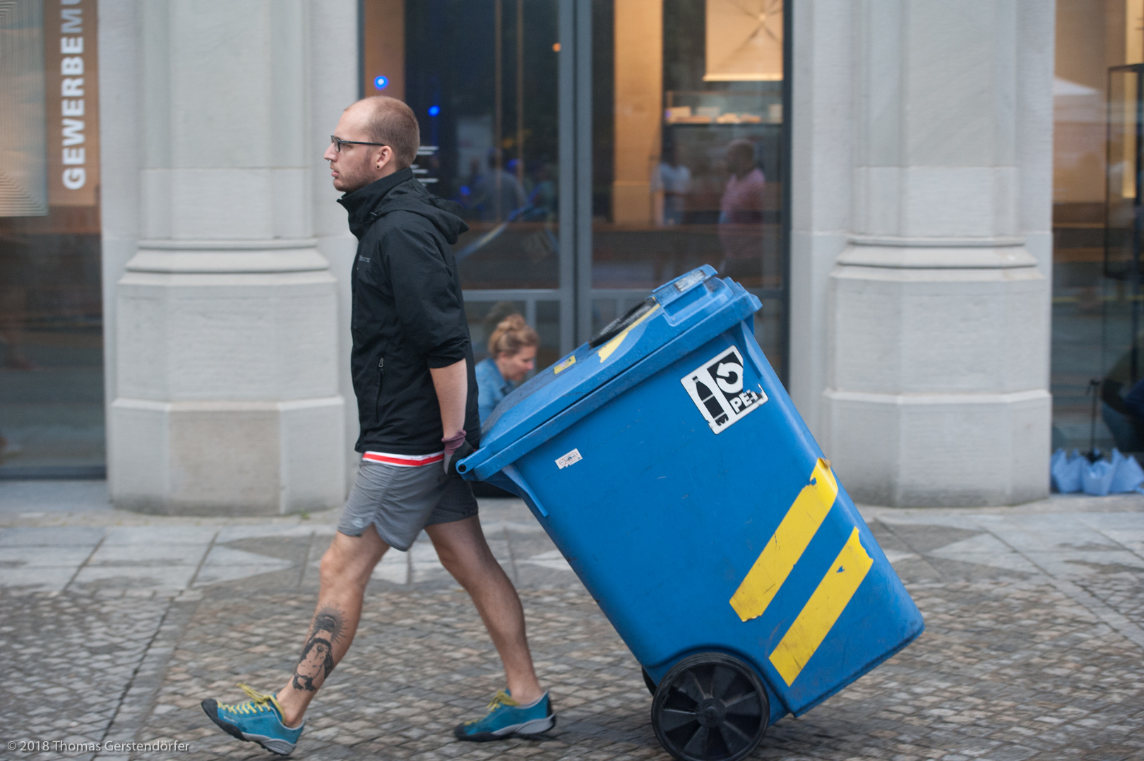 musikfestwochen Abfall Person trägt PET Container in der Stadt urban