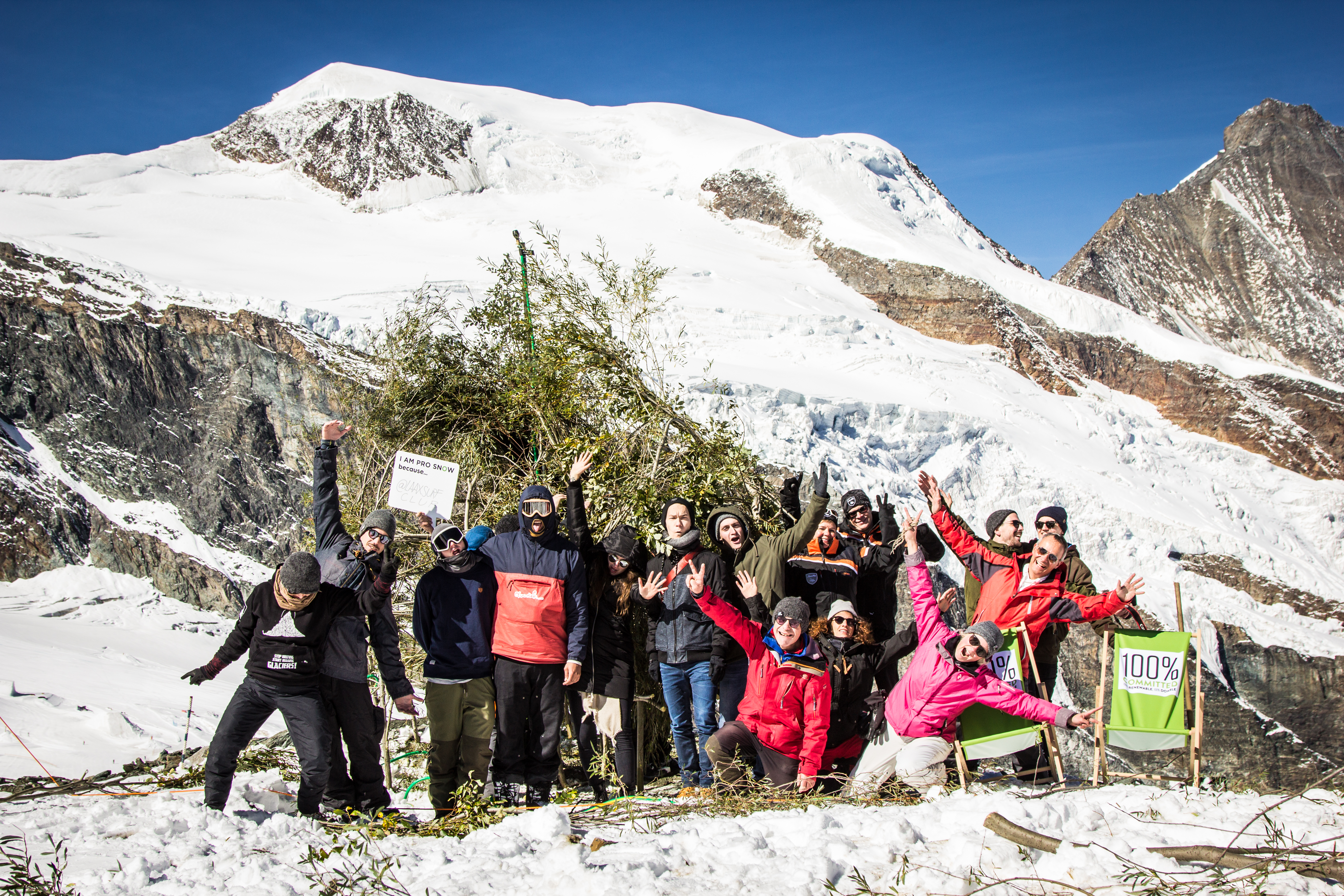 I AM PRO SNOW - Ice-Stupa Saas-Fee Berge Schnee Gruppen Foto