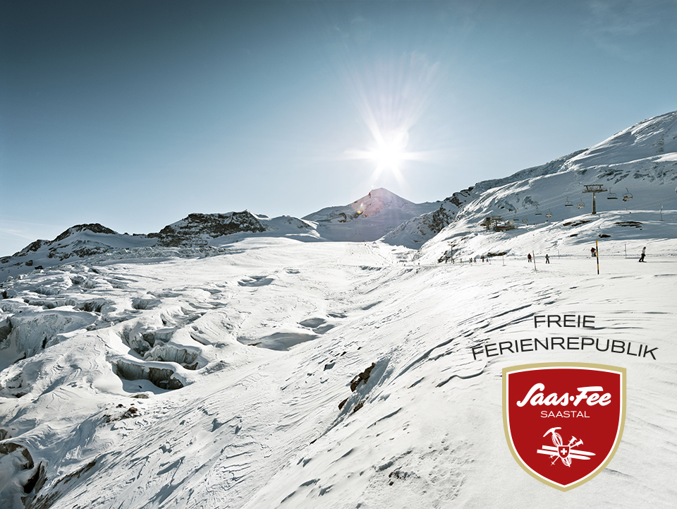 Logo Saas Fee - Saastal Schnee Alpin Skilift Berge Skifahrer Sonne