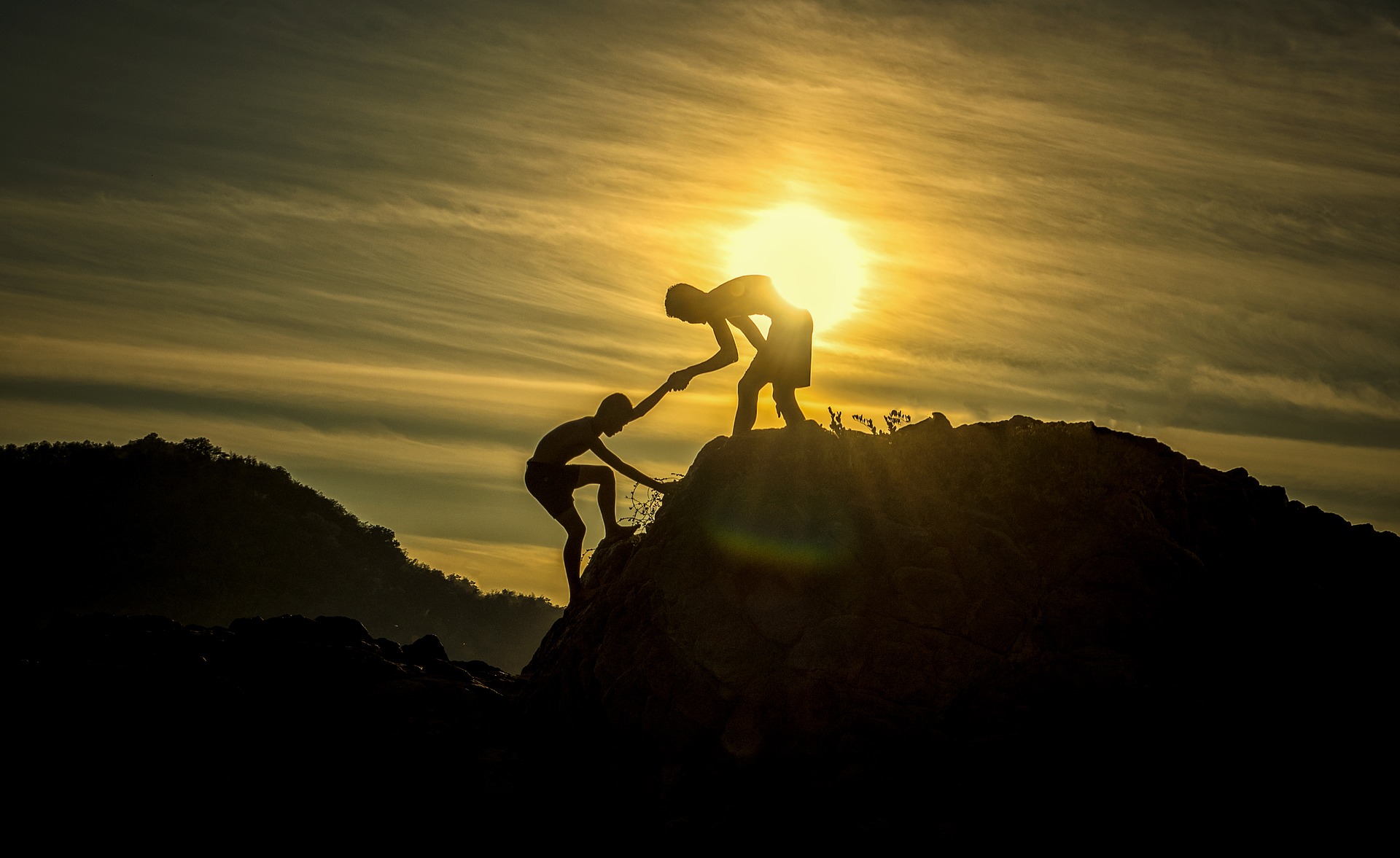 Zwei Personen erklimmen helfen Abend Sonne Berg Hügel Abenteuer
