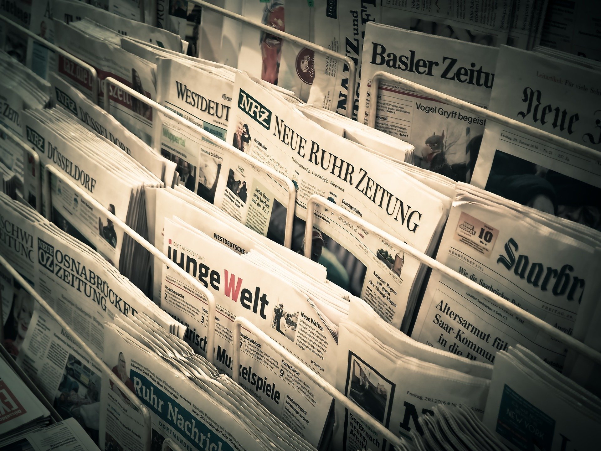 Zeitungsstand diverse Zeitungen Schweiz Medien düster