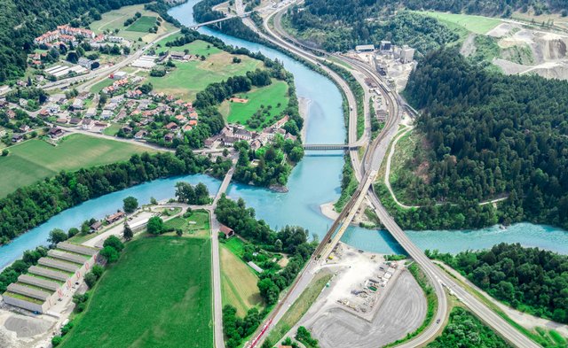 Von oben Persepektive Fluss Wälder Strassen Häuser Städte grün blau grau