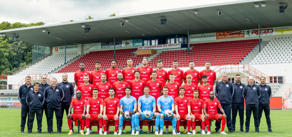 FC Winterthur Mannschaft rot blau schwarz auf Rasen