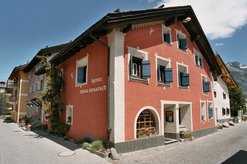 Haus Gebäude Hotel Chesa Rosatsch Himmel rot Alpen