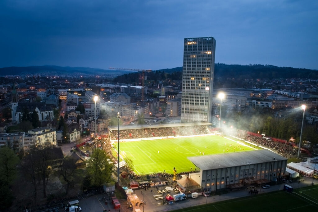 Bild FC Winterthur Stadion Schützenwiese Lichter Platz grün lichter abend