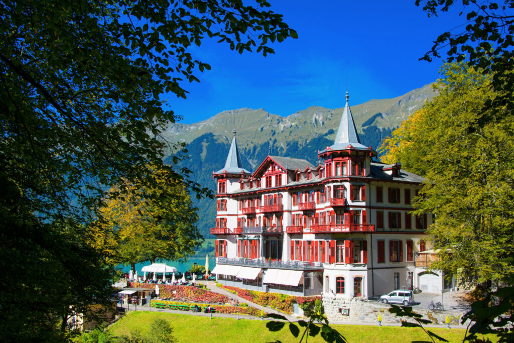 Bild Hotel Giessbach landschaft Brienz Alpen Bäume Natur Schloss rot weiss