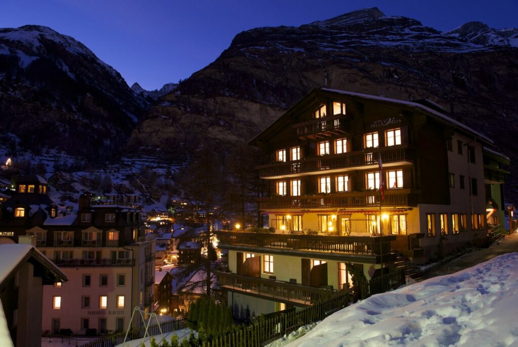 Hotel Bella Vista abend nacht Alpen Häuser Chalets